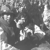 עמירם לוין (מימין) מפקד כוח סיירת מטכ"ל שכבש את שיא החרמון, בתמונה מהקרב.