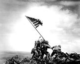 הנחתים מניפים הדגל בקרב איוו-ג'ימה, במלחמת העולם השנייה . צילום: ג'ו רוזנטל.