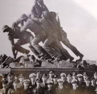 המשתתפים הזרים בקורס בחיל הנחתים באנדרטה של החיל. רפול (בכומתה לראשו) ראשון מימין בשורה האמצעית.