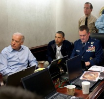 הנשיא אובמה וצוותו בחדר מצב בבית הלבן במהלך הפשיטה על המתחם באבוטבאד.