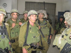 במרכז: הרמטכ&quot;ל אשכנזי מבקר את כוחות חטיבת גבעתי בעזה במהלך &quot;עופרת יצוקה&quot;, (צילום: דובר צה&quot;ל).
