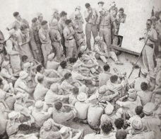 משה דיין מתדרך את גדוד הקומנדו לפני הפשיטה על לוד, 1948.