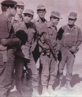 אלוף הפיקוד זאבי מתחקר את הסמל מופז (שלישי משמאל) לאחר המארב שבזכותו יצא לקורס קצינים.