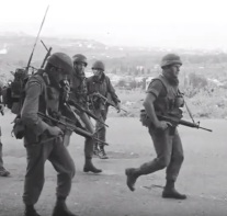 מח"ט הצנחנים, יה-יה (ראשון מימין), נע עם החפ"ק שלו בלבנון.