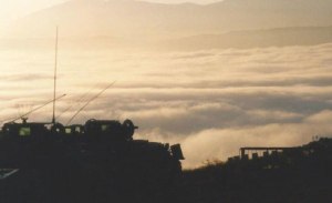 רכבים משוריינים במוצב דלעת, 1998 (צילום: מתי פרידמן)
