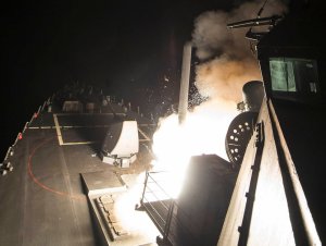 ספינת הצי האמריקני משגרת את אחד מטילי השיוט במתקפה כנגד סוריה, (צילום: רויטרס).