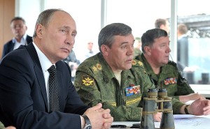 משמאל: נשיא רוסיה פוטין והרמטכ&quot;ל גראסימוב צופים בתרגיל צבאי.