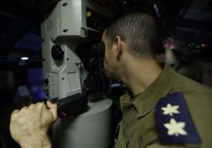 מפקד הצוללת אח&quot;י רהב מביט בפריסקופ, (צילום: דו&quot;צ).