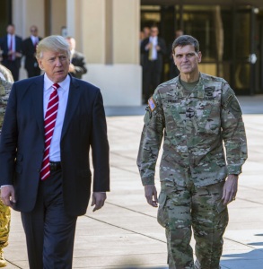 משמאל: הנשיא טראמפ בביקור בפיקוד המרכז לצד הגנרל ווטל, (מקור: ויקיפדיה).