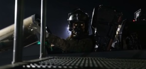 טייס מטוס קרב מסוג טורנדו של חיל האוויר מלכותי הבריטי, רגע לפני שממריא לתקיפה בסוריה, (מקור: Youtube).