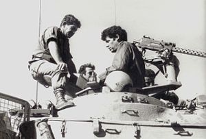 מימין: המח&quot;ט, אורי אור, וסגנו לוי מן, במהלך הקרבות ב-73', (מקור: ויקיפדיה).