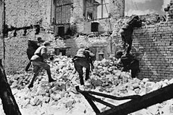 כוח סובייטי בלחימה בעיר סטלינגרד, (מקור: ויקיפדיה).